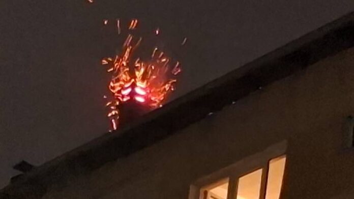 Incendiu la coșul de fum al unui bloc din Aleșd