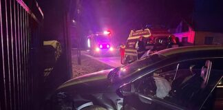 autoturism în zidul unui imobil din Gheghie