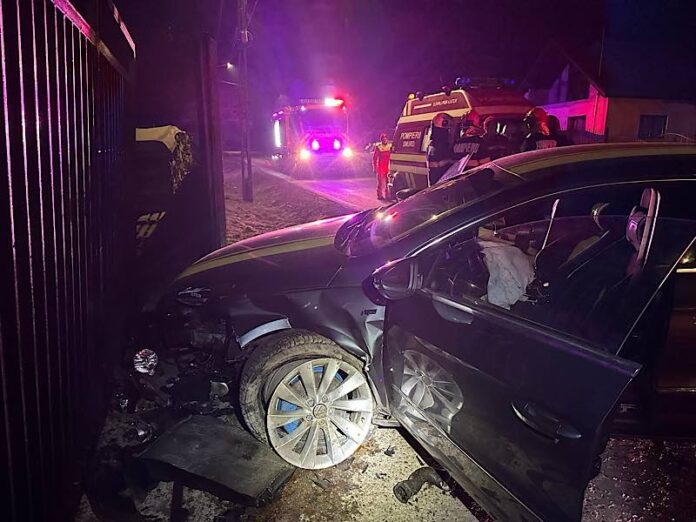 autoturism în zidul unui imobil din Gheghie