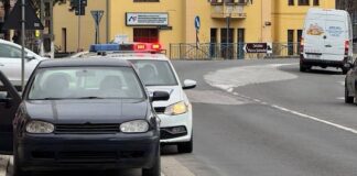 Depistat băut la volan în Aleșd. Polițiștii au sancționat peste 90 de participanți la trafic în doar 24 de ore Mașină de poliție prin Aleșd