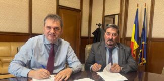 Ministrul Cseke Attila și Dorel Cosma, primarul comunei Vadu Crișului