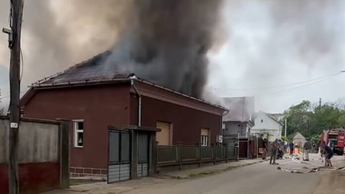 Incendiu violent în Vadu Crișului