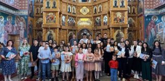 Copiii din Aleșd, sărbătoriți cu diplome, premii și dulciuri de 1 Iunie la Biserica Ortodoxă “Nașterea Sf. Ioan Botezătorul” (foto) Copiii la Biserica Ortodoxă “Nașterea Sf. Ioan Botezătorul”