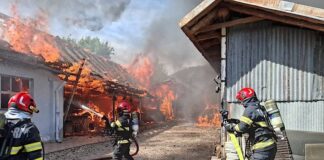Incendiu puternic la o anexă din Tinăud: patru autoturisme au fost cuprinse de flăcări Incendiu anexă Tinăud