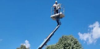 nacelă cu braț telescopic