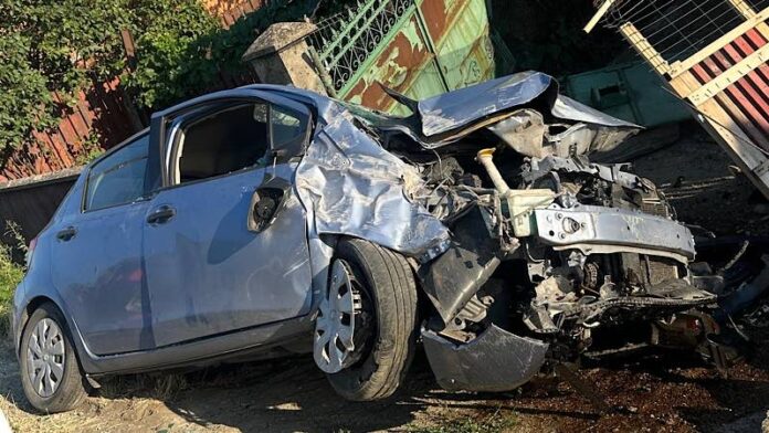 Accident la Urvind: O mașină a intrat în poarta unei locuințe Accident la Urvind: O mașină a intrat în poarta unei locuințe