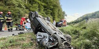 Accident în zona localității Peștiș: două persoane au ajuns la spital Mașină accident Peștiș