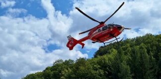 Bărbat căzut de la etajul 2 al unui bloc în Pădurea Neagră, transportat cu elicopterul SMURD la spital Elicopter Smurd la pădurea Neagră
