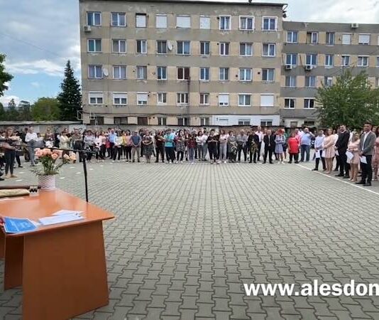 Emoții și bucurie la început de an școlar: Școlile din Aleșd își deschid porțile pe 7 septembrie Careu liceu Aleșd