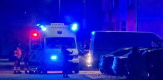 Bărbat găsit decedat într-un apartament din Aleșd. Pompierii au intervenit pentru a forța ușa locuinței Ambulanță pe stradă în Aleșd