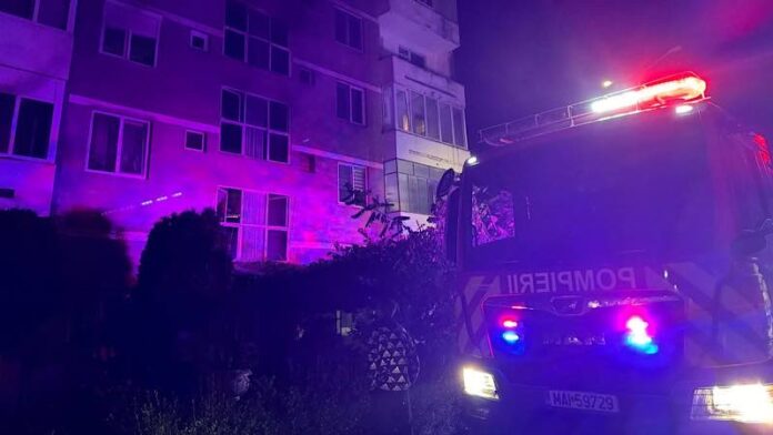 Mașină de pompieri în fața blocului
