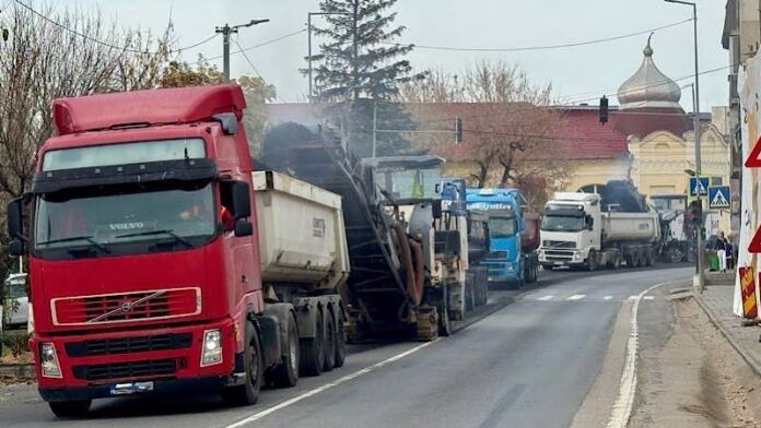 lucrări de asfaltare în centrul orașului Aleșd.