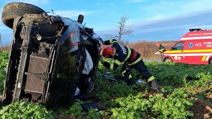 Mașină răsturnată la ieșirea din localitatea Husasău de Tinca Mașină răsturnată la ieșirea din localitatea Husasău de Tinca