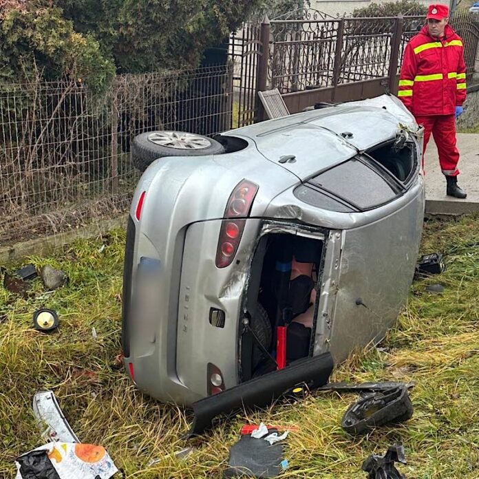 O mașină s-a răsturnat pe DN1