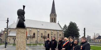 Aleșd: Buchet de flori depus la monumentul lui Mihai Viteazul, de Ziua Națională a României Buchet de flori depus la monumentul lui Mihai Viteazul, de Ziua Națională a României