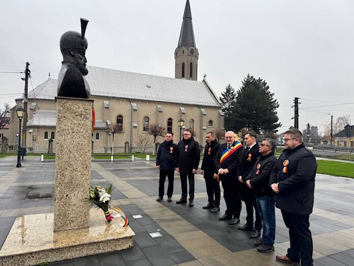 Buchet de flori depus la monumentul lui Mihai Viteazul, de Ziua Națională a României