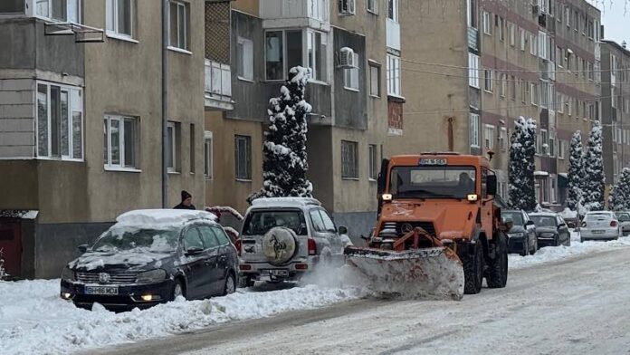 Utilaj deszăpezire pe străzile din Aleșd Utilaj deszăpezire pe străzile din Aleșd