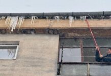 Țurțuri de gheață se curăță