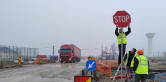 trecerea la nivel cu calea ferată de lângă Halta Aleșd