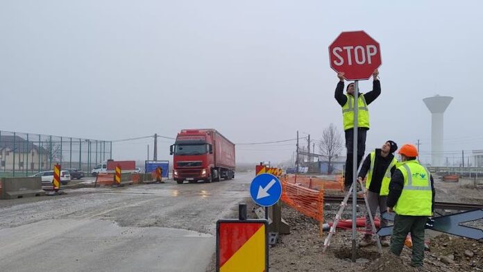 trecerea la nivel cu calea ferată de lângă Halta Aleșd