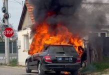 Autoturism cuprins de flăcări pe strada Oborului din Aleșd Autoturism cuprins de flăcări pe strada Oborului din Aleșd