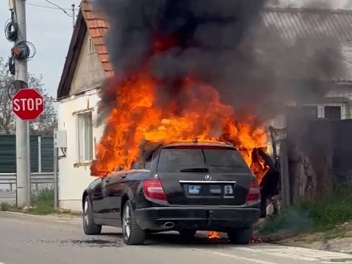 Autoturism cuprins de flăcări pe strada Oborului din Aleșd