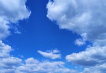 Vremea cu nori pe cer