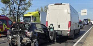 Accident rutier între Aleșd și Lugașu de Jos: trei vehicule implicate, o persoană la spital vehicule implicate accident Aleșd