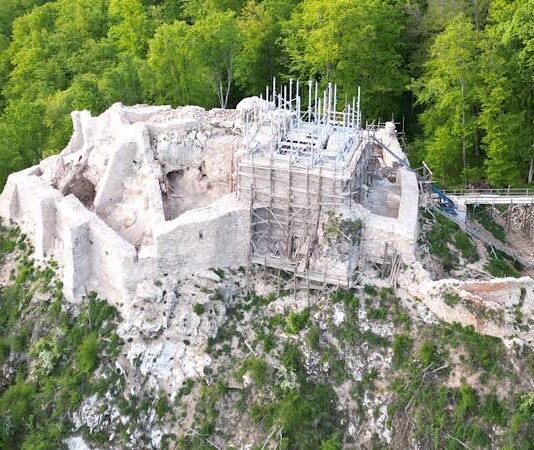 Cetatea Piatra Șoimului din Peștiș