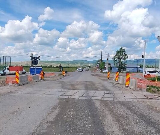 Circulație închisă la trecerea feroviară din Astileu, lângă Halta Aleșd Circulație închisă la trecerea feroviară din Astileu