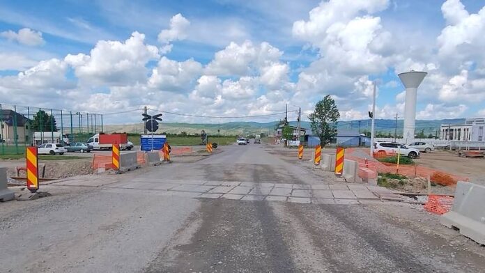 Circulație închisă la trecerea feroviară din Astileu