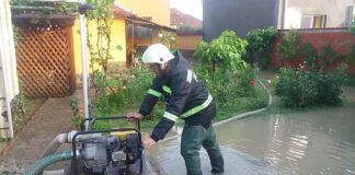 Intervenții ale pompierilor în Beiuș și Săcueni, în urma furtunii