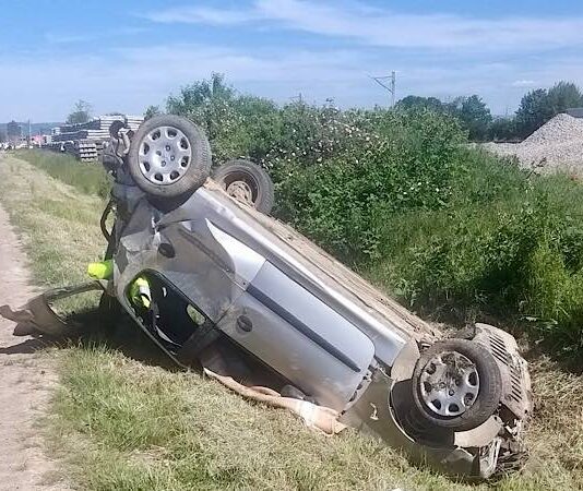 Accident la Aștileu: un șofer de 56 de ani s-a răsturnat cu mașina după ce a consumat alcool Accident la Aștileu