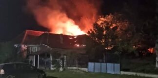 Incendiu violent la Șerghiș. Pompierii și localnicii au salvat două locuințe din calea flăcărilor