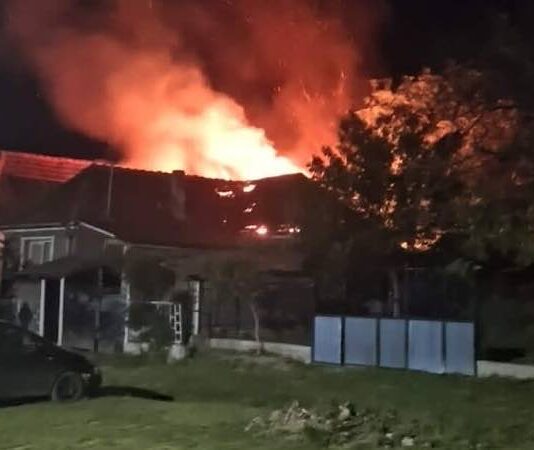 Incendiu violent la Șerghiș. Pompierii și localnicii au salvat două locuințe din calea flăcărilor