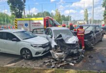 Accident cu patru mașini în Bihor. O șoferiță și o fetiță au ajuns la spital Accident 4 mașini oradea
