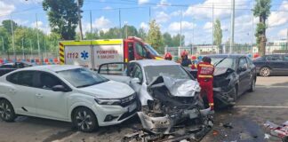 Accident cu patru mașini în Bihor. O șoferiță și o fetiță au ajuns la spital Accident 4 mașini oradea