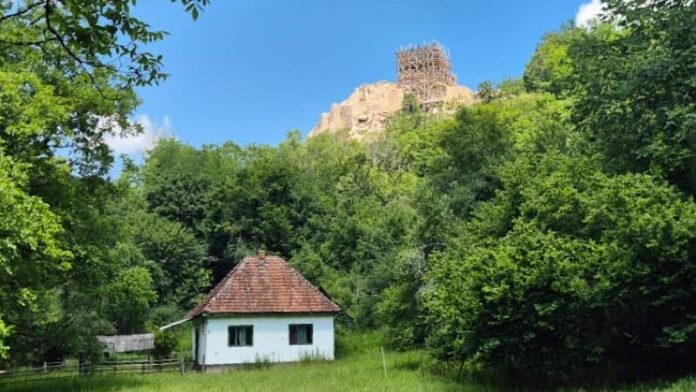 Cetatea Piatra Șoimului – Peștiș Cetatea Piatra Șoimului – Peștiș