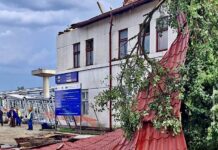 Acoperișul Gării din Aleșd, luat de vânt în timpul furtunii Acoperiș luat de vânt Gara Aleșd