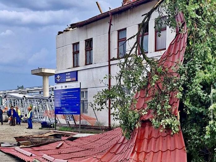 Acoperiș luat de vânt Gara Aleșd