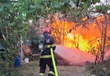 Incendiu provocat de o lumânare lăsată aprinsă, într-o locuință din Peștiș Casa în flăcări Peștiș