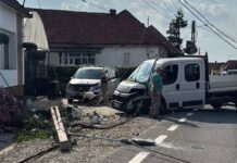 Trafic blocat pe DN1, la Urvind, după ce o autoutilitară a lovit un stâlp
