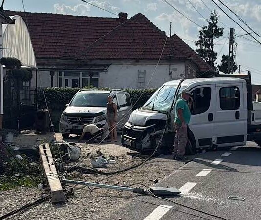 Trafic blocat pe DN1, la Urvind, după ce o autoutilitară a lovit un stâlp