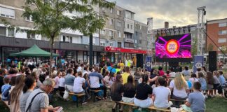 Film, înghețată, popcorn și dans: peste 300 de aleșdeni au petrecut o seară de vară în aer liber Seară de film la Aleșd