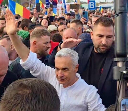 Călin Georgescu, întâmpinat de o mulțime de oameni la Oradea: „Căline, Căline, Oradea e cu tine!” Călin Georgescu la Oradea
