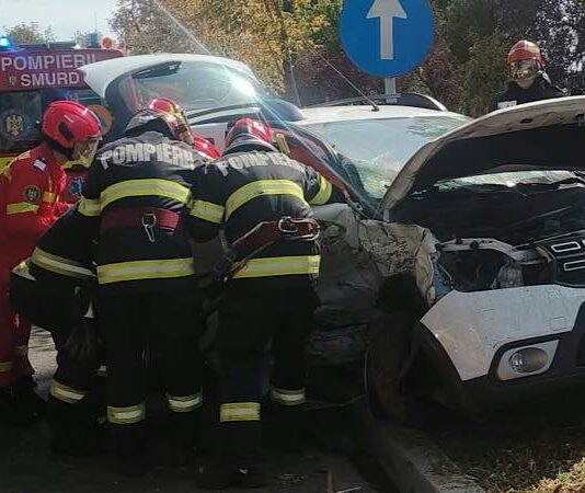 Victimă încarcerată, scoasă de pompieri dintre fiarele unei mașini, după un accident în Oradea