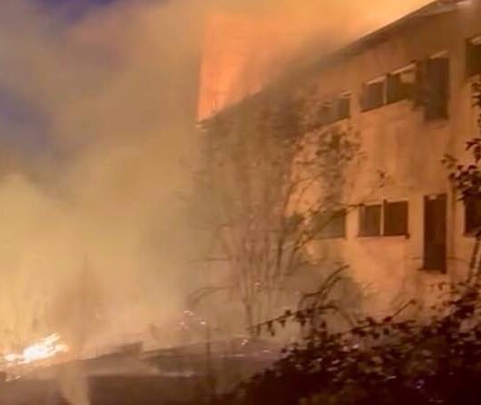 Incendiu puternic la o clădire nelocuită din Bălnaca-Groşi. Acoperișul, cuprins de flăcări Incendiu clădire Bălnaca