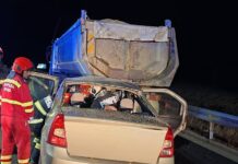 Accident în miez de noapte! O persoană a rămas încarcerată după impactul cu o autobasculantă