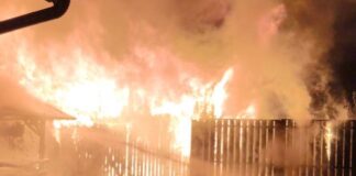 Incendiu violent la o gospodărie, provocat de o afumătoare improvizată