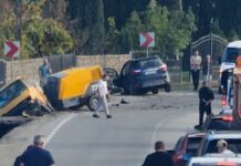 Accident pe DN1, la Poieni: trei bărbați au ajuns la spital după o coliziune între un autoturism și o autoutilitară Accident pe DN1, la Poieni